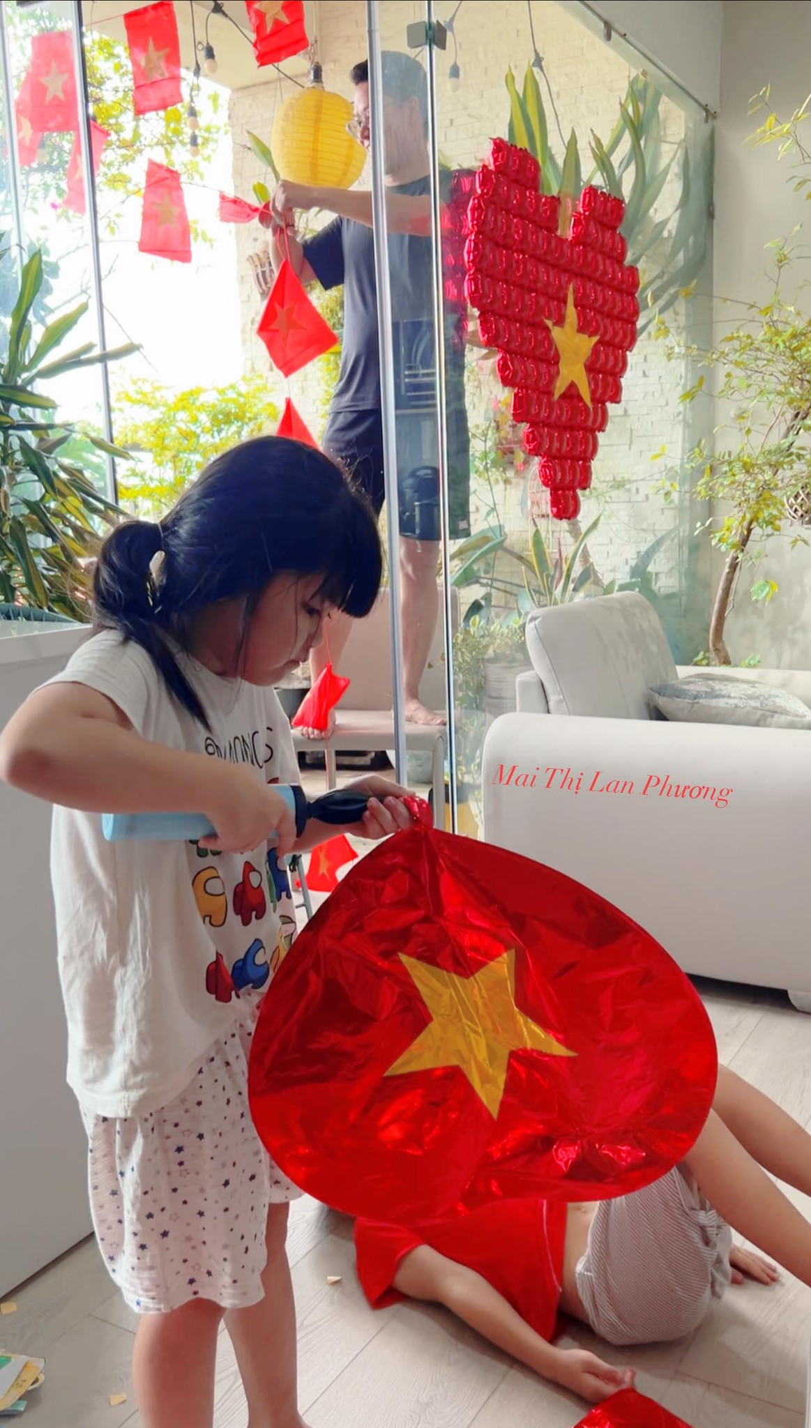 Góc decor vừa yêu nước vừa yêu nhà của gia đình nhỏ: Không gian chill đậm chất riêng mang màu cờ sắc áo- Ảnh 3. Góc decor vừa yêu nước vừa yêu nhà của gia đình nhỏ: Không gian chill đậm chất riêng mang màu cờ sắc áo- Ảnh 3.