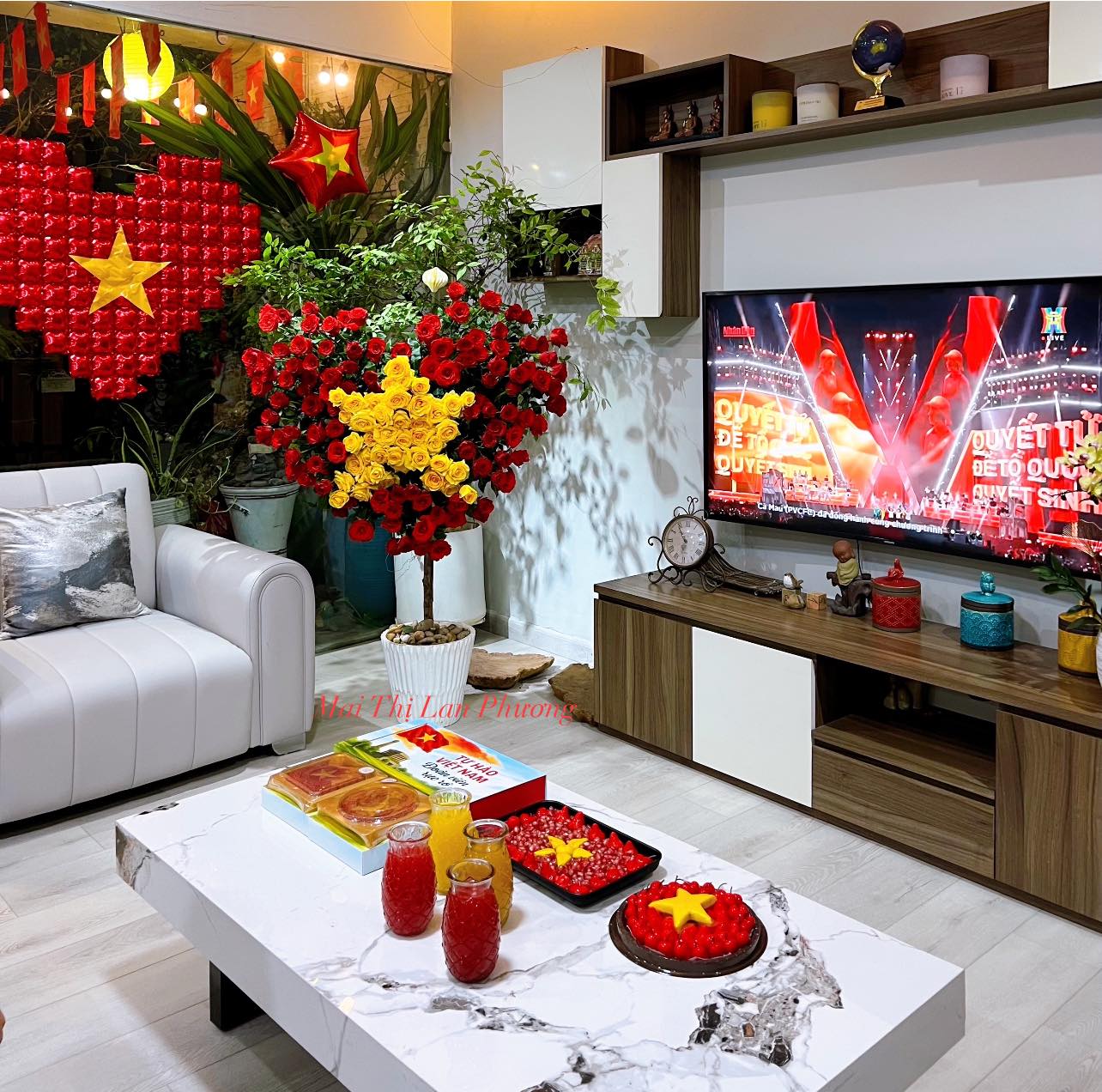 Góc decor vừa yêu nước vừa yêu nhà của gia đình nhỏ: Không gian chill đậm chất riêng mang màu cờ sắc áo- Ảnh 1. Góc decor vừa yêu nước vừa yêu nhà của gia đình nhỏ: Không gian chill đậm chất riêng mang màu cờ sắc áo- Ảnh 1.