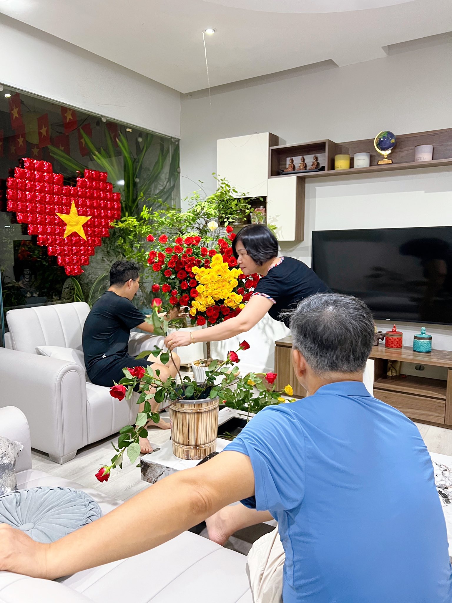Góc decor vừa yêu nước vừa yêu nhà của gia đình nhỏ: Không gian chill đậm chất riêng mang màu cờ sắc áo- Ảnh 4. Góc decor vừa yêu nước vừa yêu nhà của gia đình nhỏ: Không gian chill đậm chất riêng mang màu cờ sắc áo- Ảnh 4.