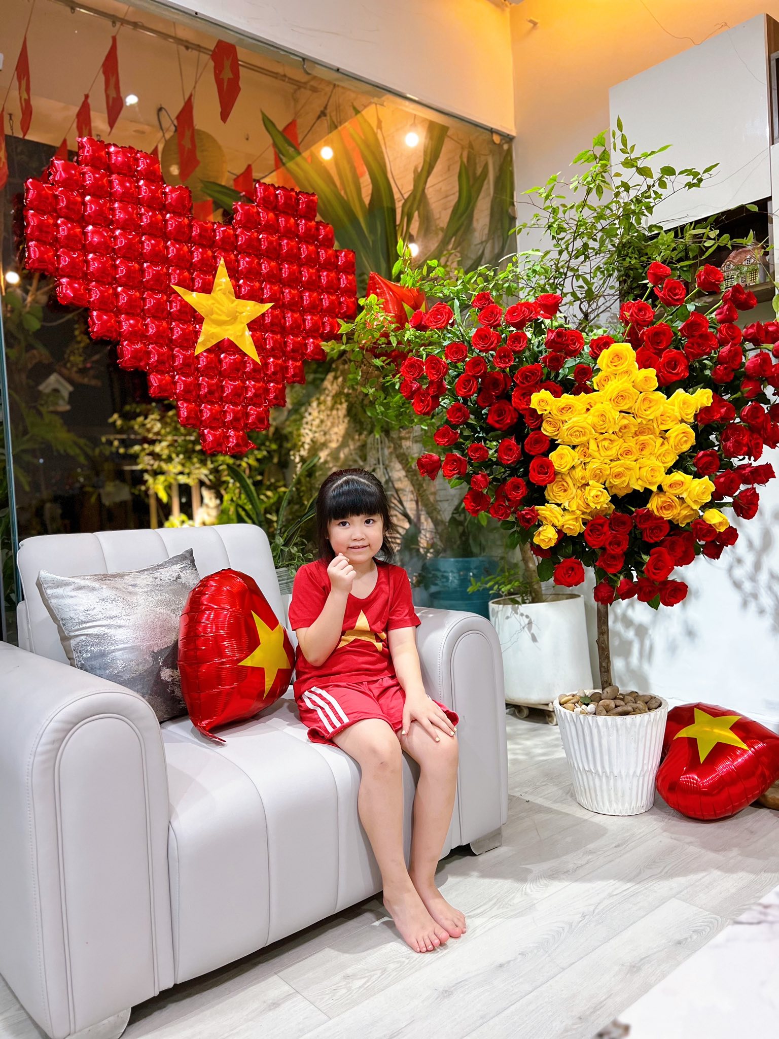 Góc decor vừa yêu nước vừa yêu nhà của gia đình nhỏ: Không gian chill đậm chất riêng mang màu cờ sắc áo- Ảnh 6. Góc decor vừa yêu nước vừa yêu nhà của gia đình nhỏ: Không gian chill đậm chất riêng mang màu cờ sắc áo- Ảnh 6.