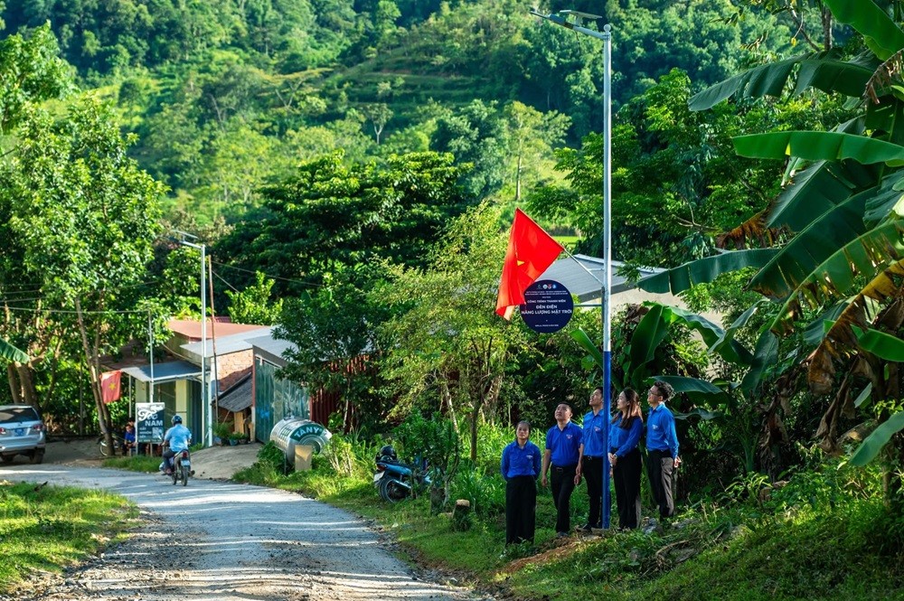 830 cột đèn năng lượng mặt trời và hành trình gieo mầm xanh của tuổi trẻ Việt- Ảnh 2. 830 cột đèn năng lượng mặt trời và hành trình gieo mầm xanh của tuổi trẻ Việt- Ảnh 2.