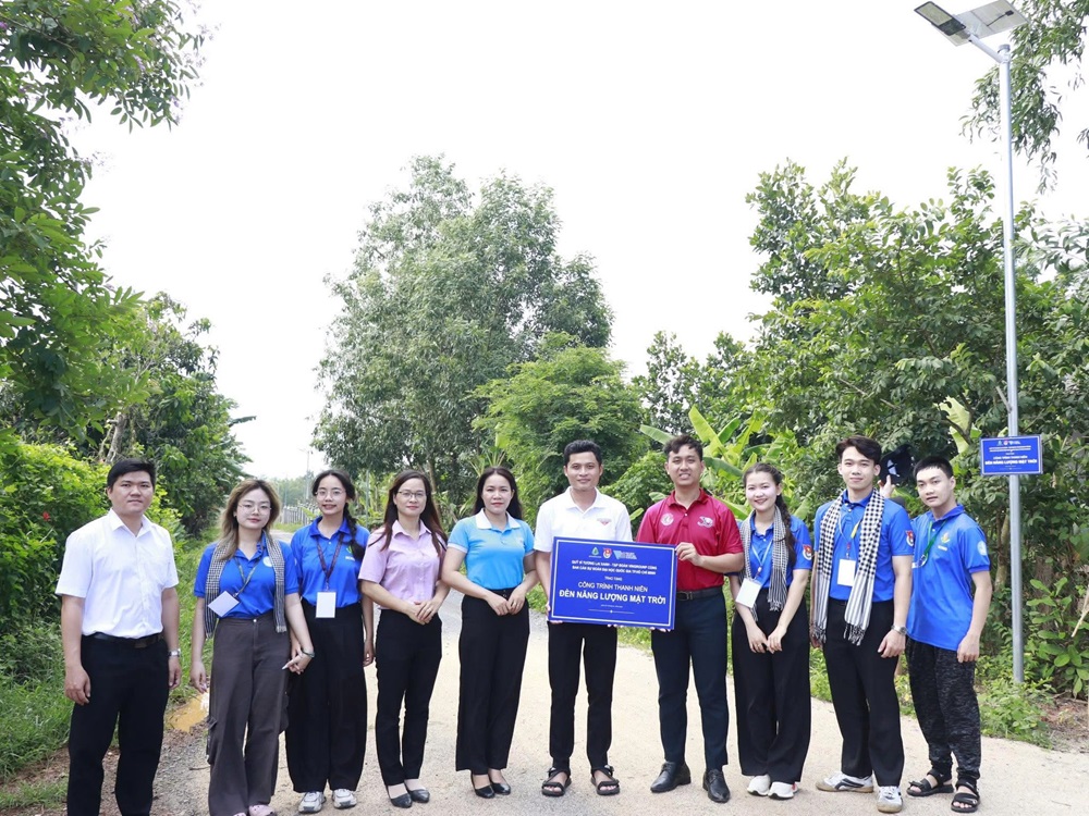 830 cột đèn năng lượng mặt trời và hành trình gieo mầm xanh của tuổi trẻ Việt- Ảnh 3. 830 cột đèn năng lượng mặt trời và hành trình gieo mầm xanh của tuổi trẻ Việt- Ảnh 3.