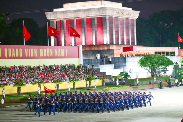 Vinh dự và tự hào khi được diễu hành trong vòng tay nhân dân- Ảnh 1.