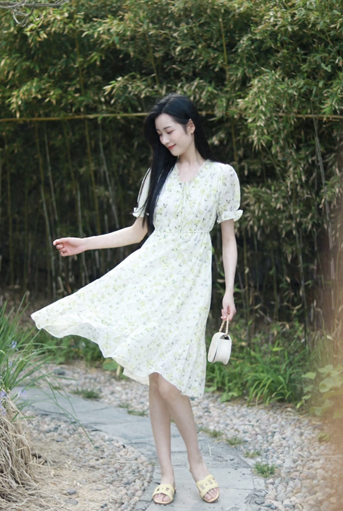 Tôi từng bị chê mặc váy hoa nhí trông sến, giờ thì ai cũng khen sang trọng- Ảnh 1. Tôi từng bị chê mặc váy hoa nhí trông sến, giờ thì ai cũng khen sang trọng- Ảnh 1.