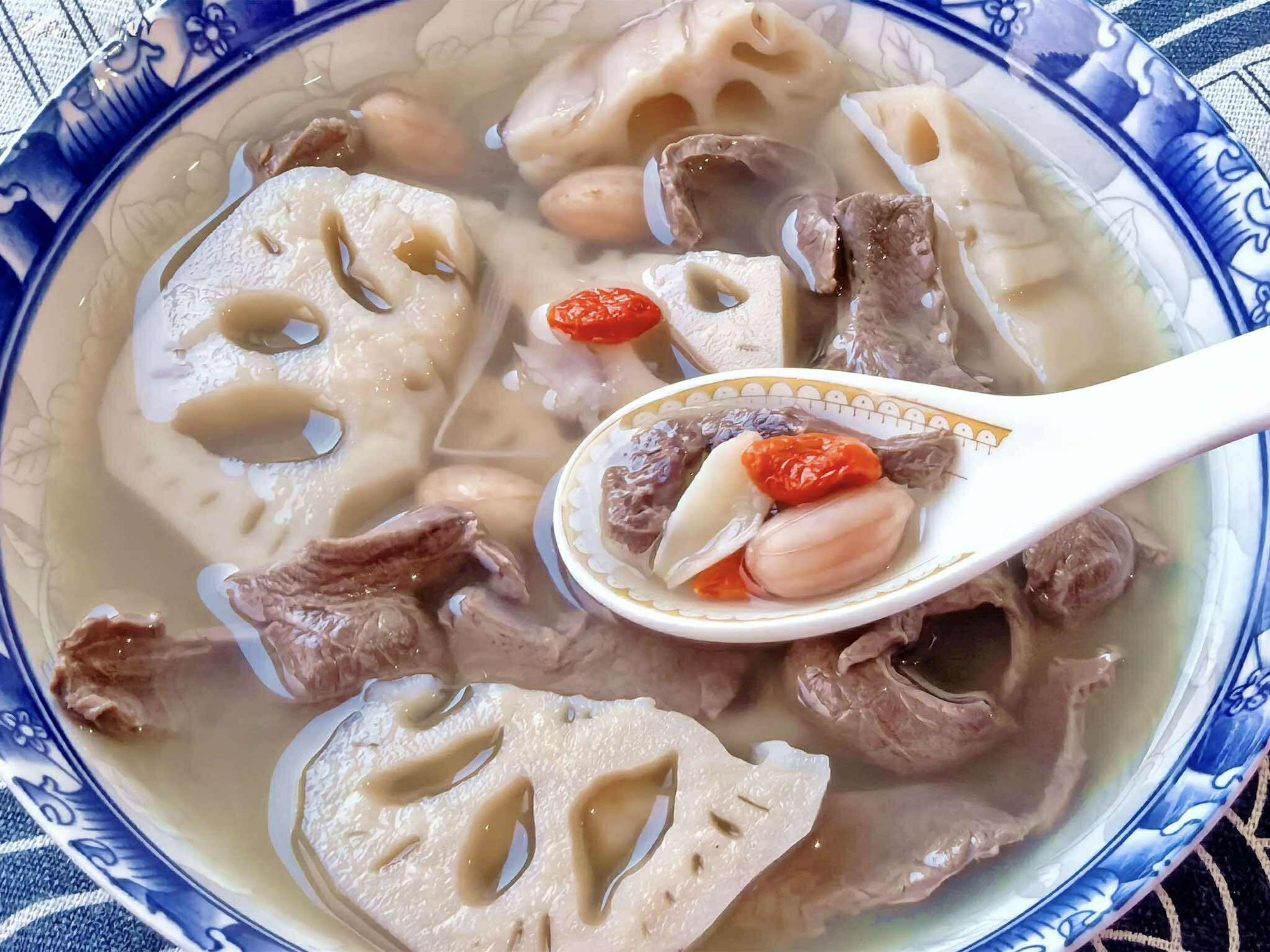 Khi nấu canh củ sen, 99% mọi người sai lầm vì thao tác này: Sửa ngay để món canh ngọt ngon mà không bị thâm đen- Ảnh 5. Khi nấu canh củ sen, 99% mọi người sai lầm vì thao tác này: Sửa ngay để món canh ngọt ngon mà không bị thâm đen- Ảnh 5.