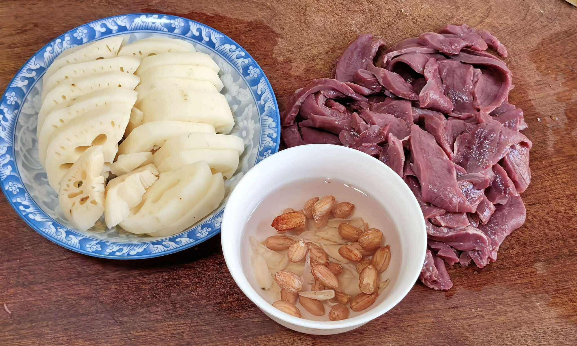 Khi nấu canh củ sen, 99% mọi người sai lầm vì thao tác này: Sửa ngay để món canh ngọt ngon mà không bị thâm đen- Ảnh 2. Khi nấu canh củ sen, 99% mọi người sai lầm vì thao tác này: Sửa ngay để món canh ngọt ngon mà không bị thâm đen- Ảnh 2.