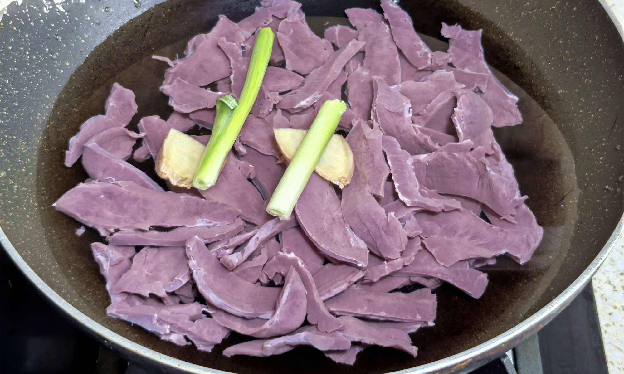 Khi nấu canh củ sen, 99% mọi người sai lầm vì thao tác này: Sửa ngay để món canh ngọt ngon mà không bị thâm đen- Ảnh 3. Khi nấu canh củ sen, 99% mọi người sai lầm vì thao tác này: Sửa ngay để món canh ngọt ngon mà không bị thâm đen- Ảnh 3.