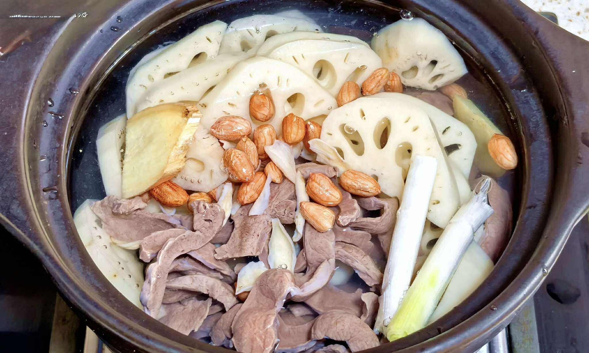 Khi nấu canh củ sen, 99% mọi người sai lầm vì thao tác này: Sửa ngay để món canh ngọt ngon mà không bị thâm đen- Ảnh 4. Khi nấu canh củ sen, 99% mọi người sai lầm vì thao tác này: Sửa ngay để món canh ngọt ngon mà không bị thâm đen- Ảnh 4.