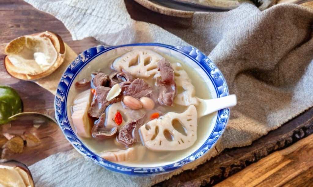 Khi nấu canh củ sen, 99% mọi người sai lầm vì thao tác này: Sửa ngay để món canh ngọt ngon mà không bị thâm đen- Ảnh 6. Khi nấu canh củ sen, 99% mọi người sai lầm vì thao tác này: Sửa ngay để món canh ngọt ngon mà không bị thâm đen- Ảnh 6.
