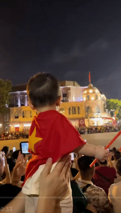 Khoảnh khắc đáng yêu của các bé khi đi xem sơ duyệt A80: Ngủ ngon lành trên tay các chiến sĩ, cứ thấy các khối tiến đến là hò reo tưng bừng- Ảnh 13. Khoảnh khắc đáng yêu của các bé khi đi xem sơ duyệt A80: Ngủ ngon lành trên tay các chiến sĩ, cứ thấy các khối tiến đến là hò reo tưng bừng- Ảnh 13.