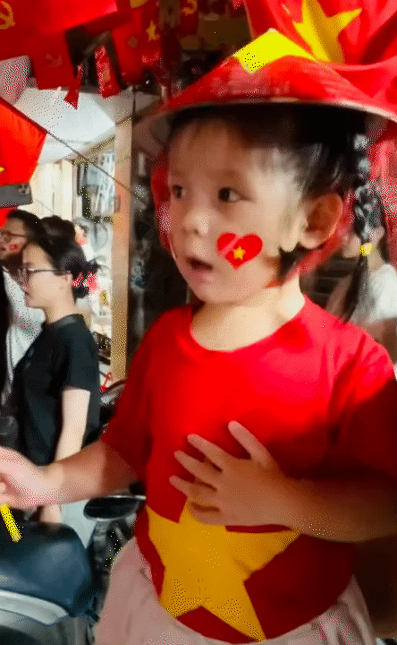 Khoảnh khắc đáng yêu của các bé khi đi xem sơ duyệt A80: Ngủ ngon lành trên tay các chiến sĩ, cứ thấy các khối tiến đến là hò reo tưng bừng- Ảnh 17. Khoảnh khắc đáng yêu của các bé khi đi xem sơ duyệt A80: Ngủ ngon lành trên tay các chiến sĩ, cứ thấy các khối tiến đến là hò reo tưng bừng- Ảnh 17.