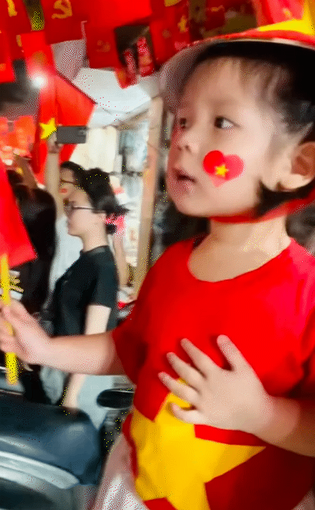 Khoảnh khắc đáng yêu của các bé khi đi xem sơ duyệt A80: Ngủ ngon lành trên tay các chiến sĩ, cứ thấy các khối tiến đến là hò reo tưng bừng- Ảnh 18. Khoảnh khắc đáng yêu của các bé khi đi xem sơ duyệt A80: Ngủ ngon lành trên tay các chiến sĩ, cứ thấy các khối tiến đến là hò reo tưng bừng- Ảnh 18.
