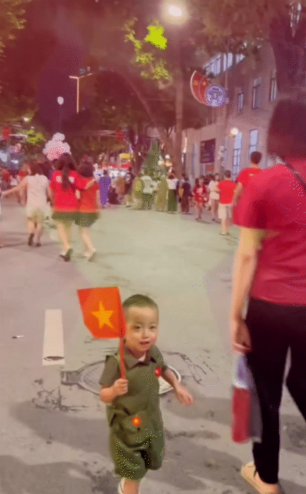 Khoảnh khắc đáng yêu của các bé khi đi xem sơ duyệt A80: Ngủ ngon lành trên tay các chiến sĩ, cứ thấy các khối tiến đến là hò reo tưng bừng- Ảnh 22. Khoảnh khắc đáng yêu của các bé khi đi xem sơ duyệt A80: Ngủ ngon lành trên tay các chiến sĩ, cứ thấy các khối tiến đến là hò reo tưng bừng- Ảnh 22.