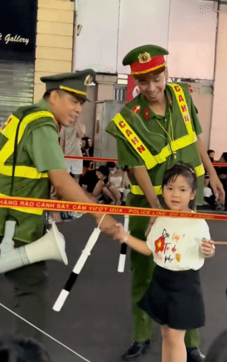 Khoảnh khắc đáng yêu của các bé khi đi xem sơ duyệt A80: Ngủ ngon lành trên tay các chiến sĩ, cứ thấy các khối tiến đến là hò reo tưng bừng- Ảnh 4. Khoảnh khắc đáng yêu của các bé khi đi xem sơ duyệt A80: Ngủ ngon lành trên tay các chiến sĩ, cứ thấy các khối tiến đến là hò reo tưng bừng- Ảnh 4.