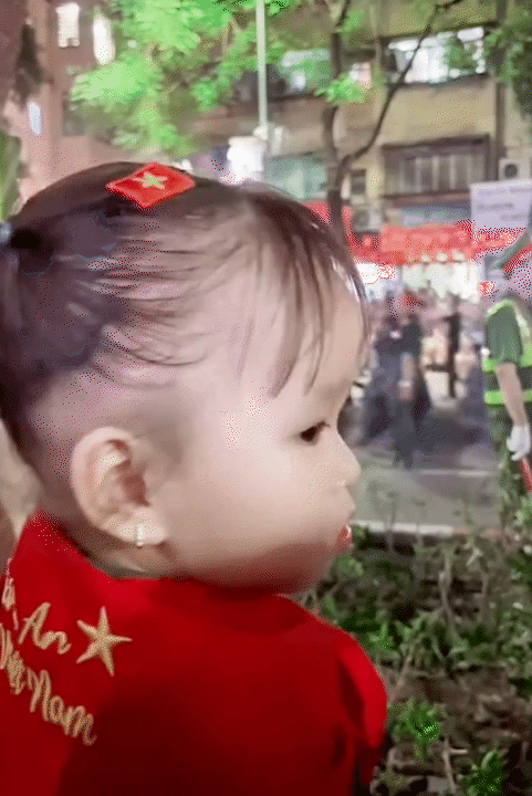 Khoảnh khắc đáng yêu của các bé khi đi xem sơ duyệt A80: Ngủ ngon lành trên tay các chiến sĩ, cứ thấy các khối tiến đến là hò reo tưng bừng- Ảnh 20. Khoảnh khắc đáng yêu của các bé khi đi xem sơ duyệt A80: Ngủ ngon lành trên tay các chiến sĩ, cứ thấy các khối tiến đến là hò reo tưng bừng- Ảnh 20.