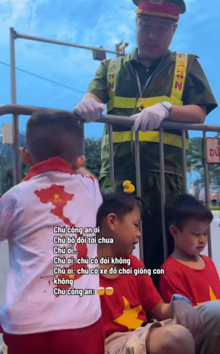 Khoảnh khắc đáng yêu của các bé khi đi xem sơ duyệt A80: Ngủ ngon lành trên tay các chiến sĩ, cứ thấy các khối tiến đến là hò reo tưng bừng- Ảnh 5. Khoảnh khắc đáng yêu của các bé khi đi xem sơ duyệt A80: Ngủ ngon lành trên tay các chiến sĩ, cứ thấy các khối tiến đến là hò reo tưng bừng- Ảnh 5.
