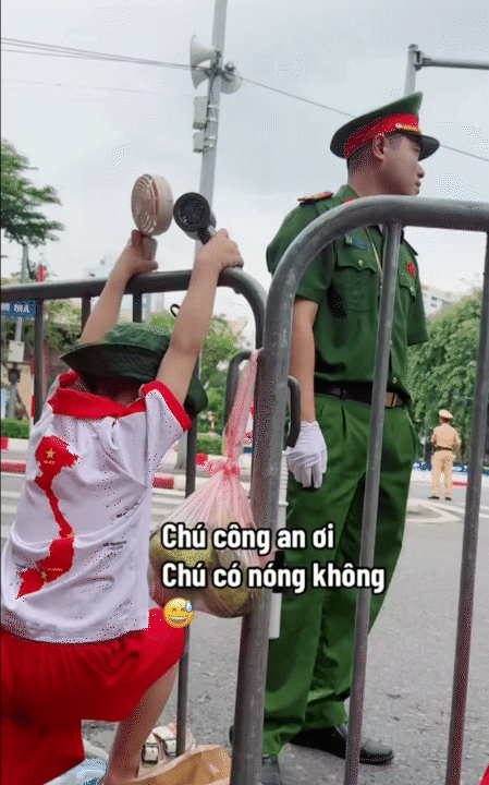 Khoảnh khắc đáng yêu của các bé khi đi xem sơ duyệt A80: Ngủ ngon lành trên tay các chiến sĩ, cứ thấy các khối tiến đến là hò reo tưng bừng- Ảnh 6. Khoảnh khắc đáng yêu của các bé khi đi xem sơ duyệt A80: Ngủ ngon lành trên tay các chiến sĩ, cứ thấy các khối tiến đến là hò reo tưng bừng- Ảnh 6.