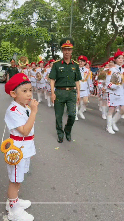 Khoảnh khắc đáng yêu của các bé khi đi xem sơ duyệt A80: Ngủ ngon lành trên tay các chiến sĩ, cứ thấy các khối tiến đến là hò reo tưng bừng- Ảnh 9. Khoảnh khắc đáng yêu của các bé khi đi xem sơ duyệt A80: Ngủ ngon lành trên tay các chiến sĩ, cứ thấy các khối tiến đến là hò reo tưng bừng- Ảnh 9.