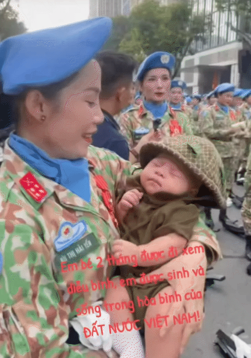 Khoảnh khắc đáng yêu của các bé khi đi xem sơ duyệt A80: Ngủ ngon lành trên tay các chiến sĩ, cứ thấy các khối tiến đến là hò reo tưng bừng- Ảnh 12. Khoảnh khắc đáng yêu của các bé khi đi xem sơ duyệt A80: Ngủ ngon lành trên tay các chiến sĩ, cứ thấy các khối tiến đến là hò reo tưng bừng- Ảnh 12.