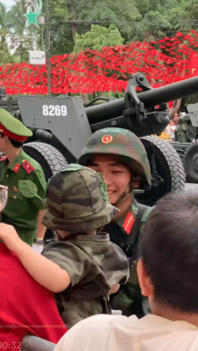 Khoảnh khắc đáng yêu của các bé khi đi xem sơ duyệt A80: Ngủ ngon lành trên tay các chiến sĩ, cứ thấy các khối tiến đến là hò reo tưng bừng- Ảnh 23. Khoảnh khắc đáng yêu của các bé khi đi xem sơ duyệt A80: Ngủ ngon lành trên tay các chiến sĩ, cứ thấy các khối tiến đến là hò reo tưng bừng- Ảnh 23.