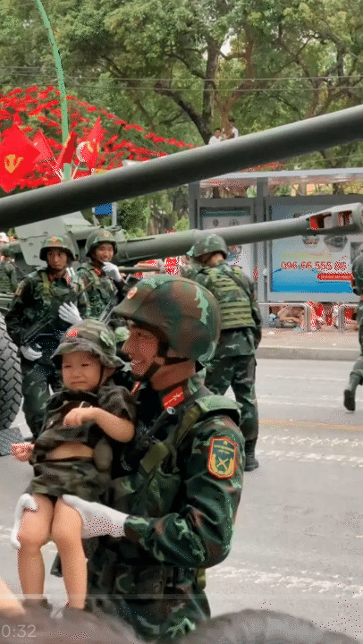 Khoảnh khắc đáng yêu của các bé khi đi xem sơ duyệt A80: Ngủ ngon lành trên tay các chiến sĩ, cứ thấy các khối tiến đến là hò reo tưng bừng- Ảnh 24. Khoảnh khắc đáng yêu của các bé khi đi xem sơ duyệt A80: Ngủ ngon lành trên tay các chiến sĩ, cứ thấy các khối tiến đến là hò reo tưng bừng- Ảnh 24.