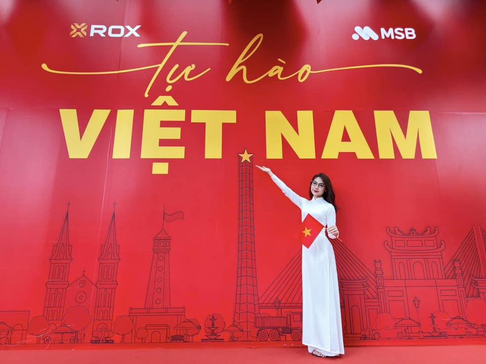 ROX Tower rực rỡ cờ hoa, lan tỏa tinh thần tự hào Việt Nam- Ảnh 3. ROX Tower rực rỡ cờ hoa, lan tỏa tinh thần tự hào Việt Nam- Ảnh 3.