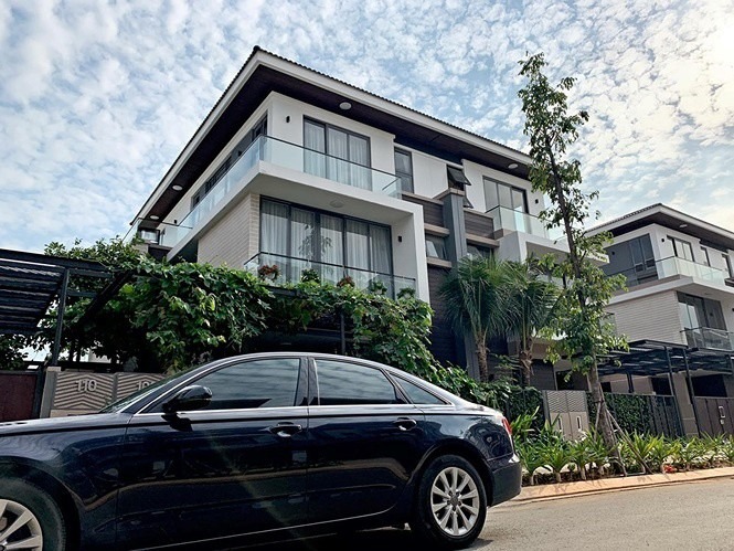 Sao nữ Vbiz sở hữu khối tài sản không đếm xuể, nói gì khi chồng bị mỉa mai ở rể, không có việc làm?
- Ảnh 2. Sao nữ Vbiz sở hữu khối tài sản không đếm xuể, nói gì khi chồng bị mỉa mai ở rể, không có việc làm?
- Ảnh 2.