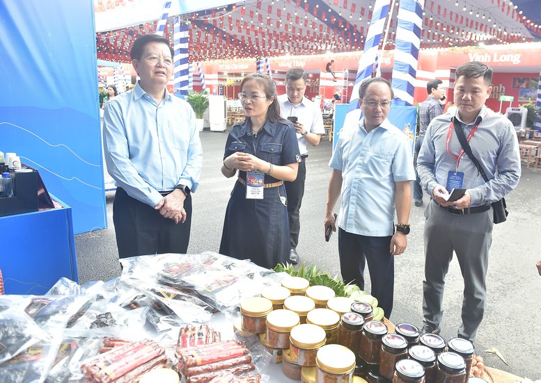 Các gian hàng đã sẵn sàng cho ngày khai mạc Triển lãm- Ảnh 4. Các gian hàng đã sẵn sàng cho ngày khai mạc Triển lãm- Ảnh 4.