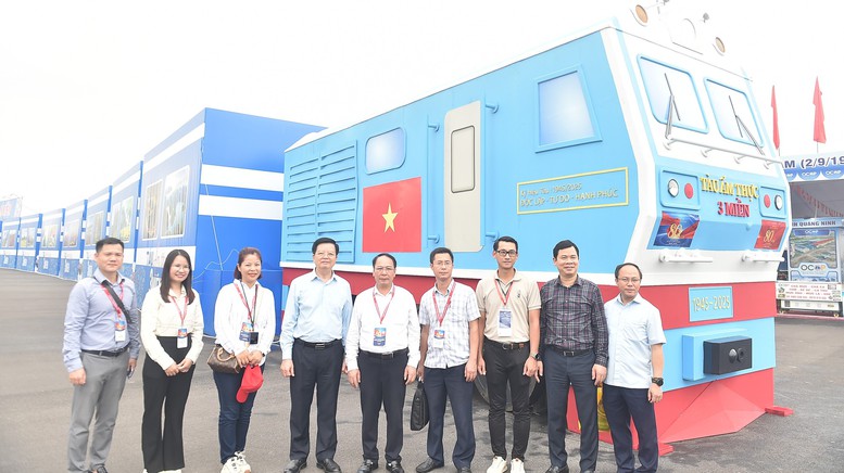 Các gian hàng đã sẵn sàng cho ngày khai mạc Triển lãm- Ảnh 5. Các gian hàng đã sẵn sàng cho ngày khai mạc Triển lãm- Ảnh 5.