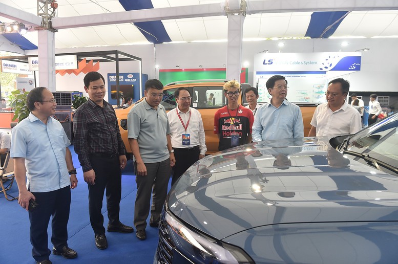 Các gian hàng đã sẵn sàng cho ngày khai mạc Triển lãm- Ảnh 3. Các gian hàng đã sẵn sàng cho ngày khai mạc Triển lãm- Ảnh 3.
