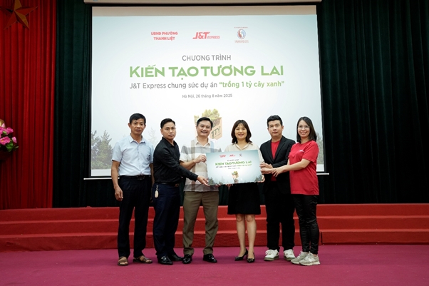 J&T Express lan tỏa tinh thần xanh kỷ niệm 80 năm Cách mạng Tháng Tám và Quốc khánh 2/9- Ảnh 2. J&T Express lan tỏa tinh thần xanh kỷ niệm 80 năm Cách mạng Tháng Tám và Quốc khánh 2/9- Ảnh 2.