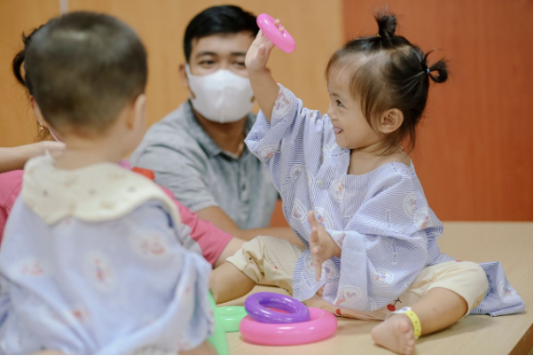 Hành trình 6 lần phẫu thuật của "một chiến binh nụ cười" 7 tuổi- Ảnh 2. Hành trình 6 lần phẫu thuật của "một chiến binh nụ cười" 7 tuổi- Ảnh 2.