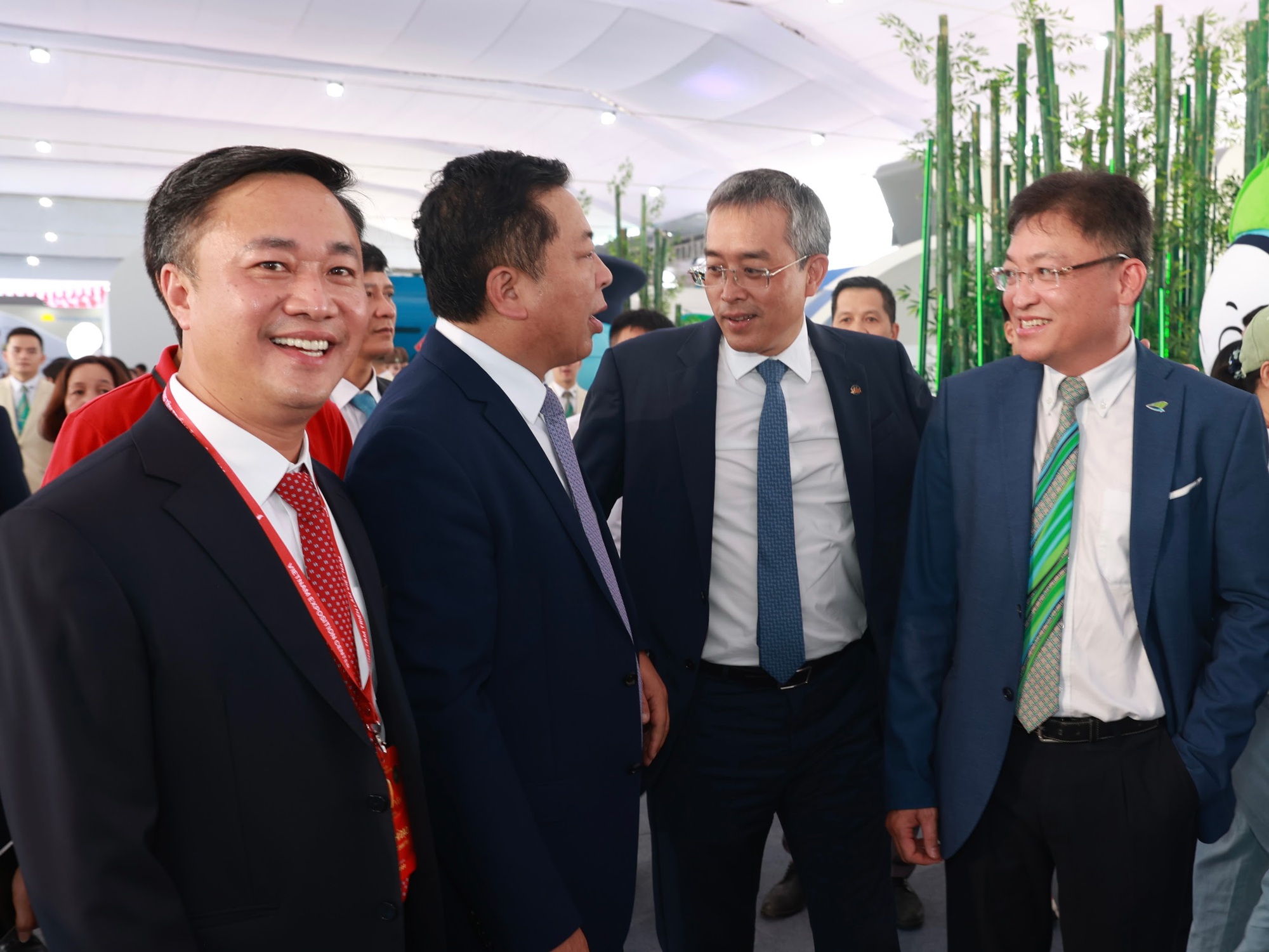 Hàng ngàn lượt khách ghé thăm không gian trưng bày của Bamboo Airways trong ngày đầu Triển lãm Thành tựu Đất nước- Ảnh 2. Hàng ngàn lượt khách ghé thăm không gian trưng bày của Bamboo Airways trong ngày đầu Triển lãm Thành tựu Đất nước- Ảnh 2.