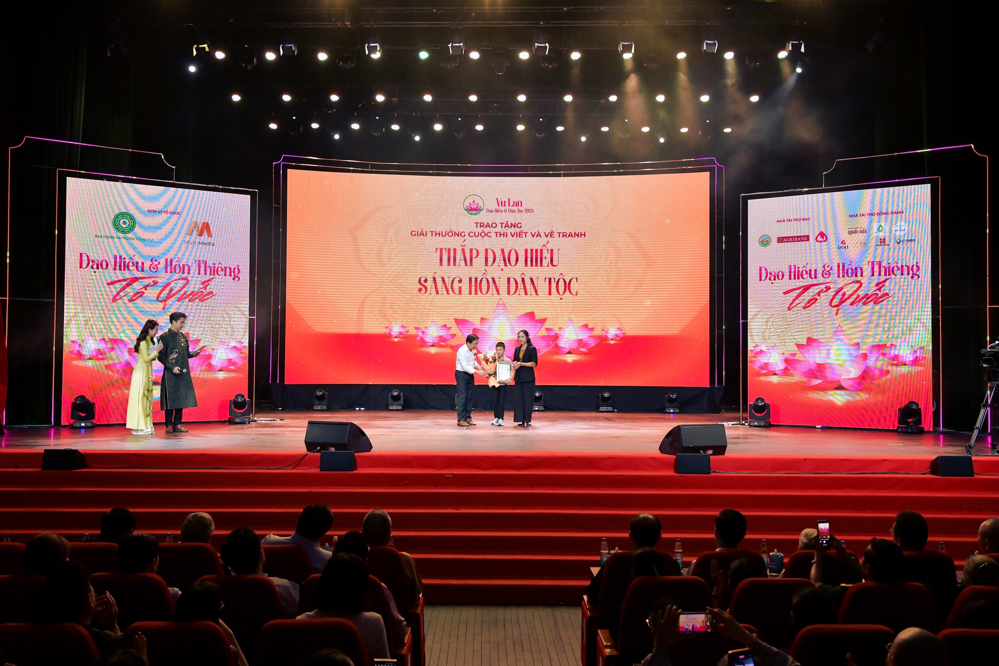 Vu Lan 2025: Mùa hiếu nghĩa chạm đến trái tim mọi thế hệ- Ảnh 2. Vu Lan 2025: Mùa hiếu nghĩa chạm đến trái tim mọi thế hệ- Ảnh 2.