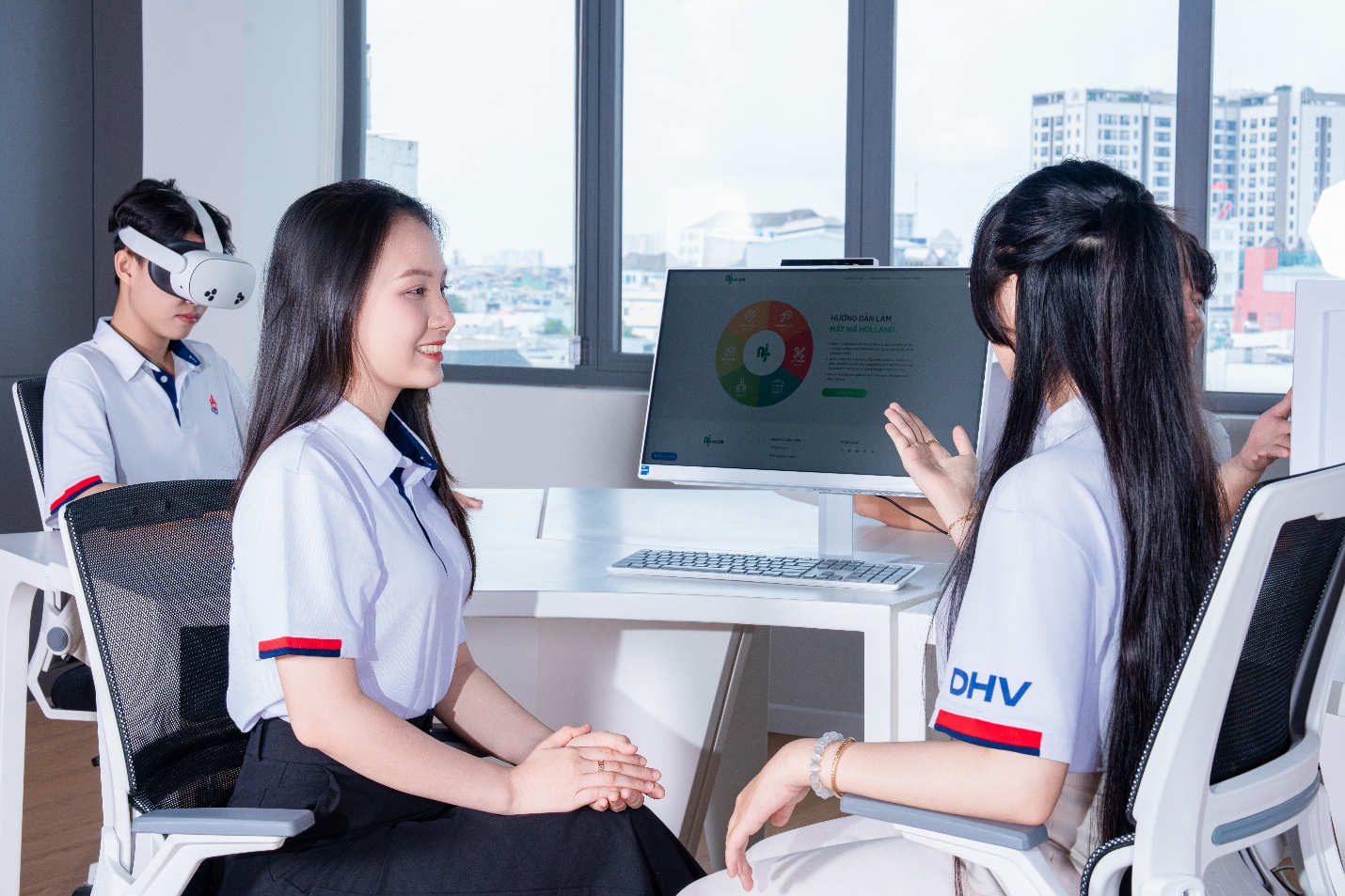 Trường Đại học Hùng Vương TP.HCM mở xét tuyển bổ sung: Cơ hội cuối cho 2K7 chạm tới giảng đường mơ ước- Ảnh 3. Trường Đại học Hùng Vương TP.HCM mở xét tuyển bổ sung: Cơ hội cuối cho 2K7 chạm tới giảng đường mơ ước- Ảnh 3.