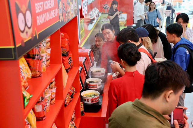 Pop-up Store Nongshim lần đầu xuất hiện tại Việt Nam, trở thành điểm đến thu hút giới trẻ- Ảnh 3. Pop-up Store Nongshim lần đầu xuất hiện tại Việt Nam, trở thành điểm đến thu hút giới trẻ- Ảnh 3.
