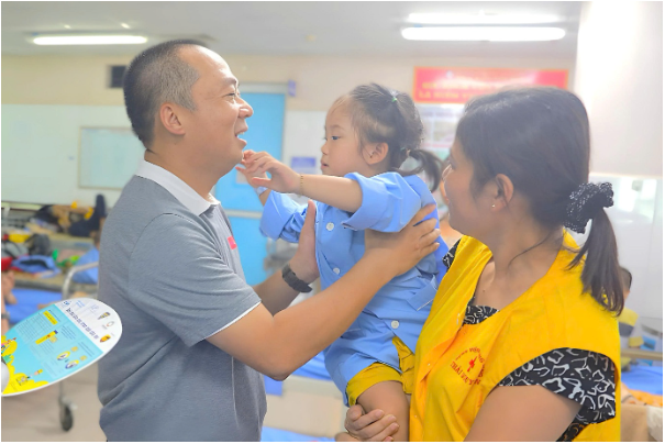 Hành trình 6 lần phẫu thuật của "một chiến binh nụ cười" 7 tuổi- Ảnh 3. Hành trình 6 lần phẫu thuật của "một chiến binh nụ cười" 7 tuổi- Ảnh 3.