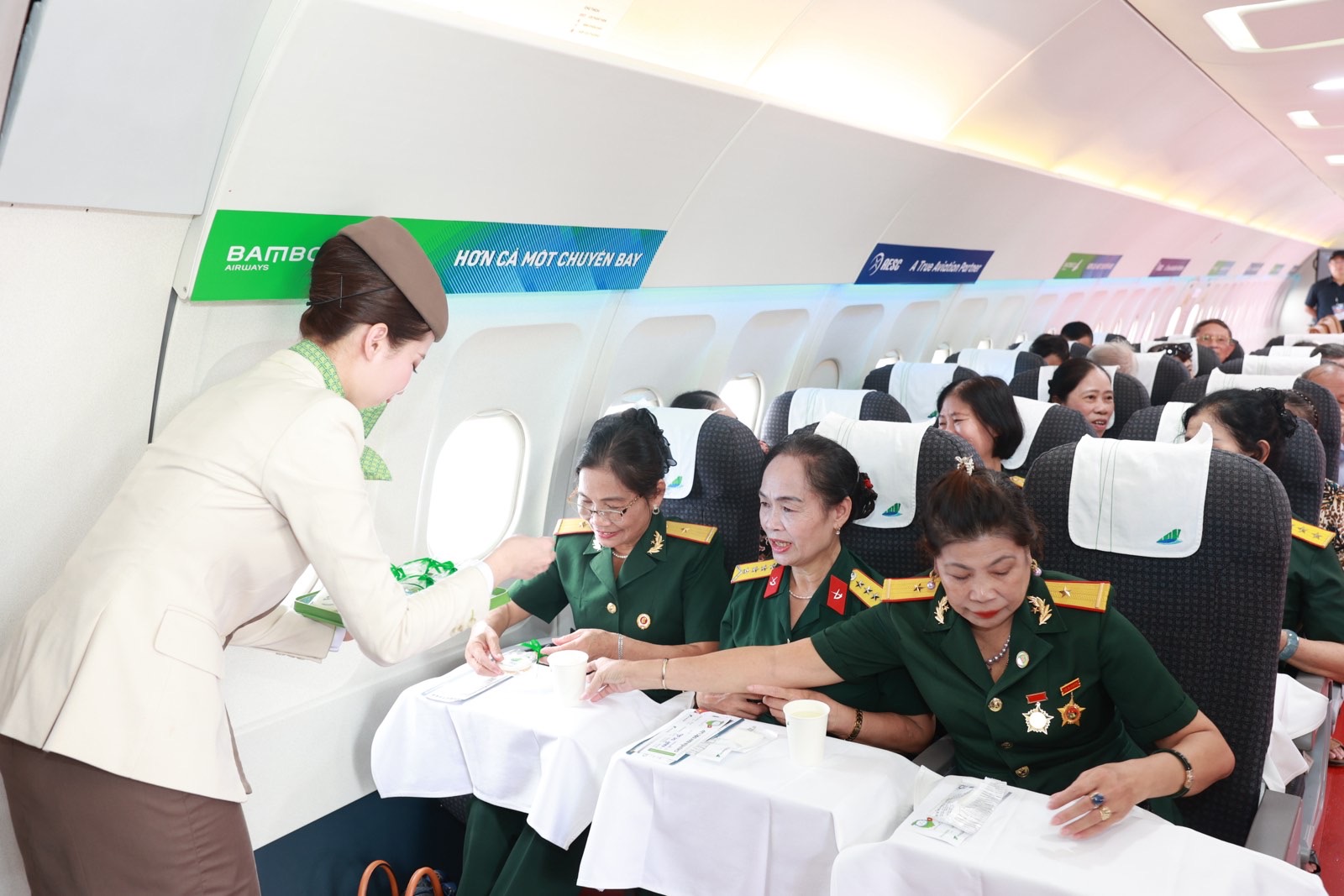 Hàng ngàn lượt khách ghé thăm không gian trưng bày của Bamboo Airways trong ngày đầu Triển lãm Thành tựu Đất nước- Ảnh 3. Hàng ngàn lượt khách ghé thăm không gian trưng bày của Bamboo Airways trong ngày đầu Triển lãm Thành tựu Đất nước- Ảnh 3.