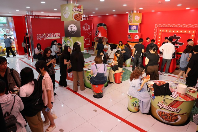 Pop-up Store Nongshim lần đầu xuất hiện tại Việt Nam, trở thành điểm đến thu hút giới trẻ- Ảnh 4. Pop-up Store Nongshim lần đầu xuất hiện tại Việt Nam, trở thành điểm đến thu hút giới trẻ- Ảnh 4.
