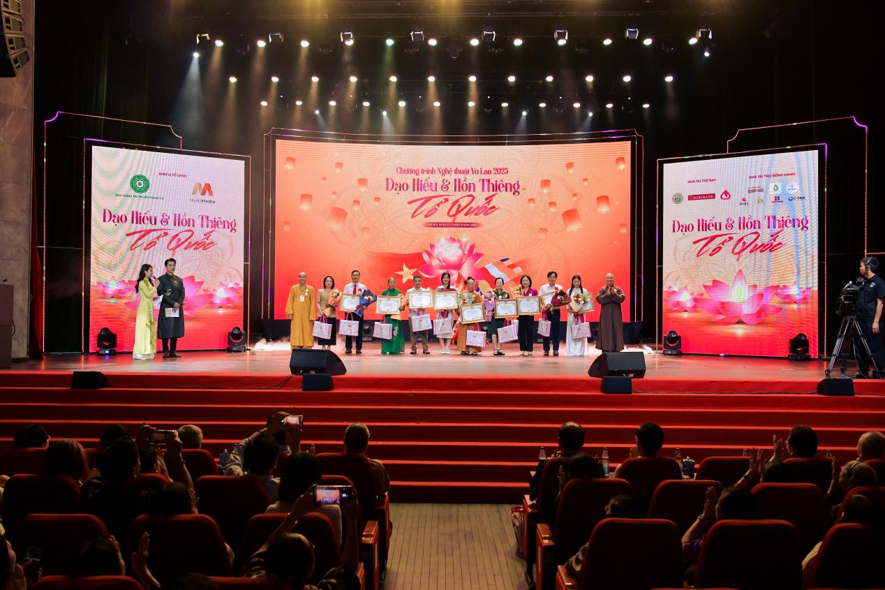 Vu Lan 2025: Mùa hiếu nghĩa chạm đến trái tim mọi thế hệ- Ảnh 4. Vu Lan 2025: Mùa hiếu nghĩa chạm đến trái tim mọi thế hệ- Ảnh 4.