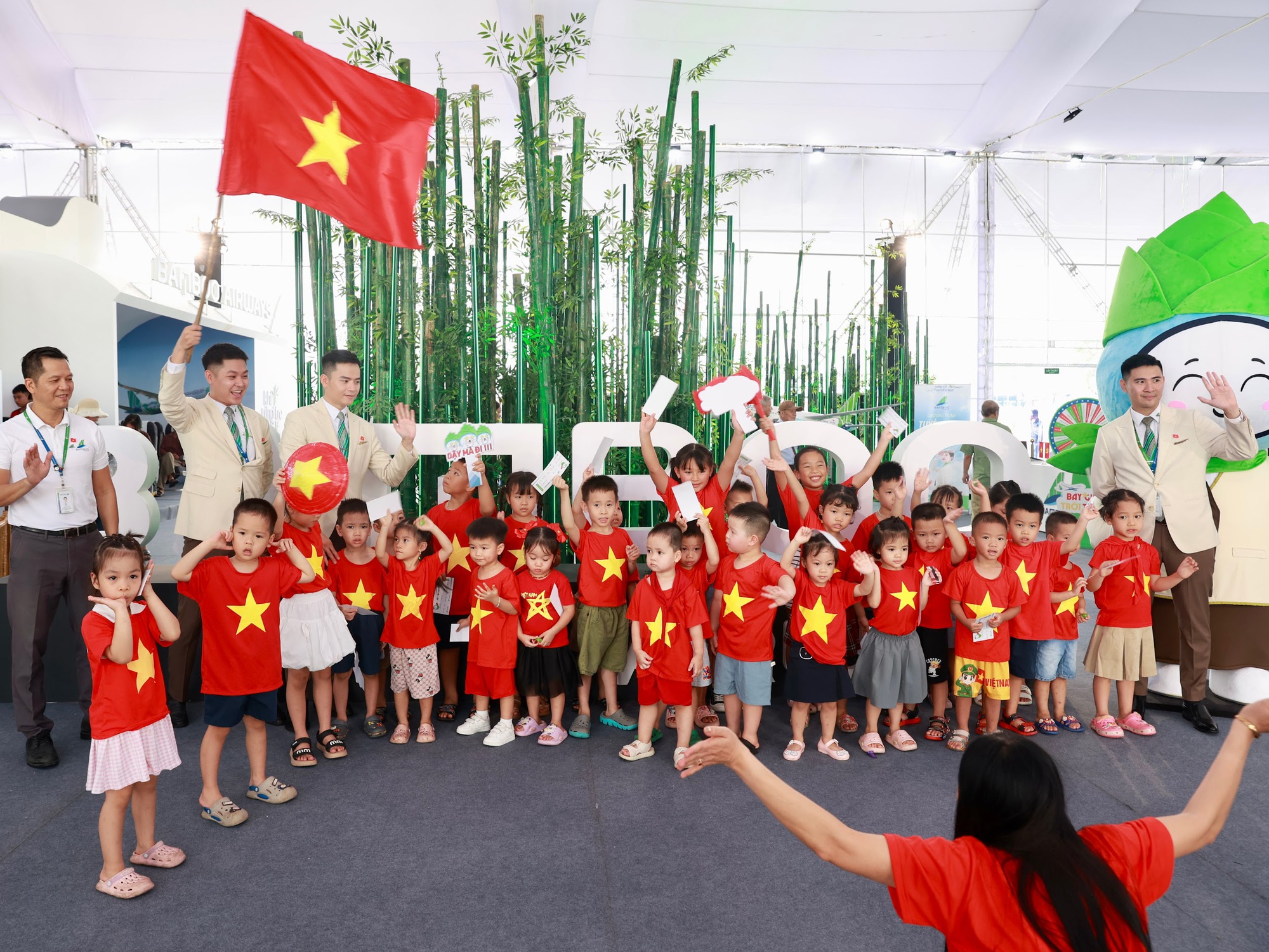 Hàng ngàn lượt khách ghé thăm không gian trưng bày của Bamboo Airways trong ngày đầu Triển lãm Thành tựu Đất nước- Ảnh 5. Hàng ngàn lượt khách ghé thăm không gian trưng bày của Bamboo Airways trong ngày đầu Triển lãm Thành tựu Đất nước- Ảnh 5.