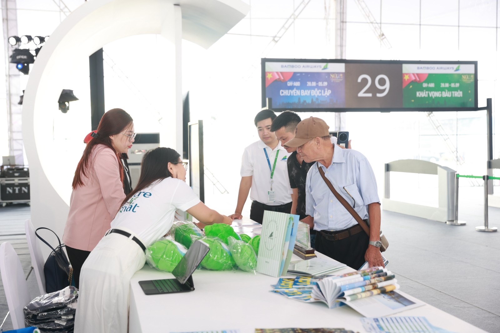 Hàng ngàn lượt khách ghé thăm không gian trưng bày của Bamboo Airways trong ngày đầu Triển lãm Thành tựu Đất nước- Ảnh 6. Hàng ngàn lượt khách ghé thăm không gian trưng bày của Bamboo Airways trong ngày đầu Triển lãm Thành tựu Đất nước- Ảnh 6.