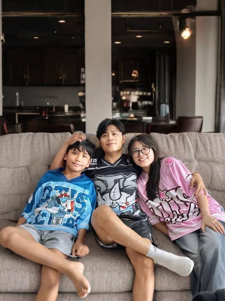 Nhạc sĩ Nguyễn Văn Chung nói về tương lai của các con: "Con làm ra nhiều tiền thì tốt, không làm ra tiền thì mình cho"- Ảnh 1. Nhạc sĩ Nguyễn Văn Chung nói về tương lai của các con: "Con làm ra nhiều tiền thì tốt, không làm ra tiền thì mình cho"- Ảnh 1.