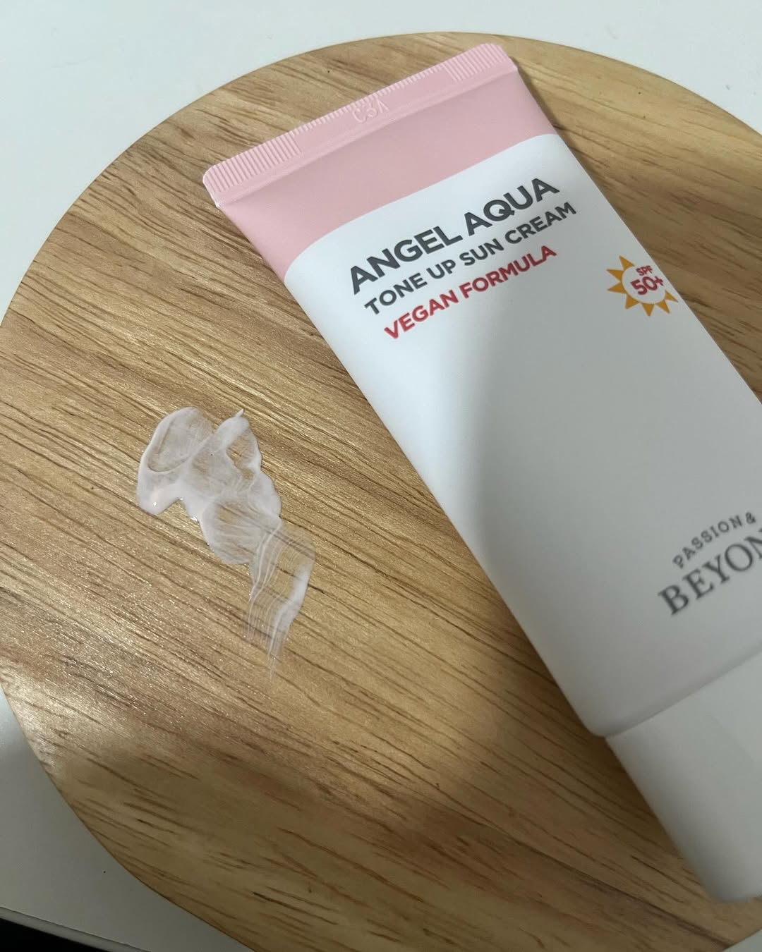 5 kem chống nắng nâng tông tự nhiên, tiện dùng trong dịp nghỉ lễ mà không cần makeup nhiều- Ảnh 5. 5 truc tiep bong da hom nay chống nắng nâng tông tự nhiên, tiện dùng trong dịp nghỉ lễ mà không cần makeup nhiều- Ảnh 5.