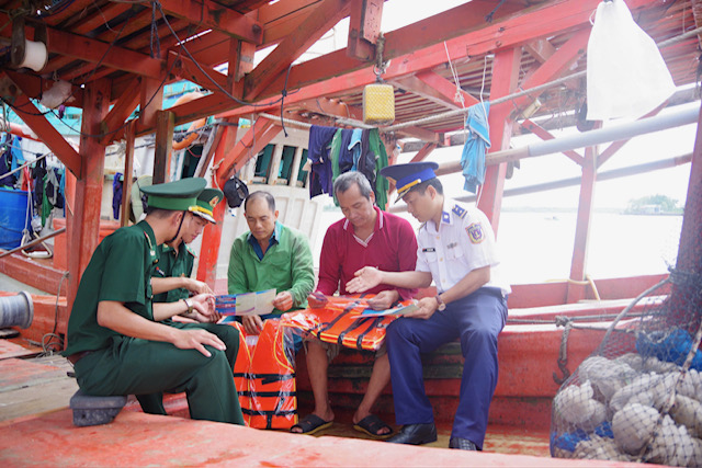Hải đoàn 42 đồng hành cùng ngư dân Cà Mau chống khai thác IUU, đẩy lùi hiểm họa ma túy- Ảnh 2. Hải đoàn 42 đồng hành cùng ngư dân Cà Mau chống khai thác IUU, đẩy lùi hiểm họa ma túy- Ảnh 2.
