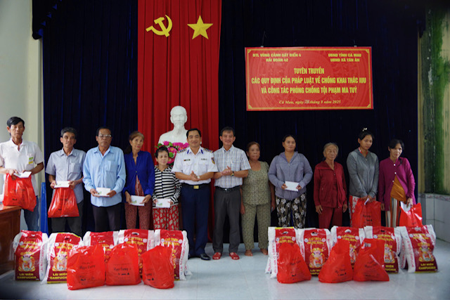 Hải đoàn 42 đồng hành cùng ngư dân Cà Mau chống khai thác IUU, đẩy lùi hiểm họa ma túy- Ảnh 3. Hải đoàn 42 đồng hành cùng ngư dân Cà Mau chống khai thác IUU, đẩy lùi hiểm họa ma túy- Ảnh 3.
