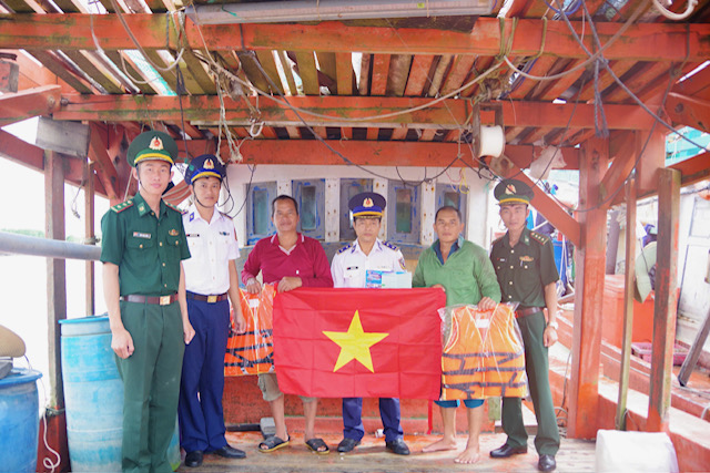 Hải đoàn 42 đồng hành cùng ngư dân Cà Mau chống khai thác IUU, đẩy lùi hiểm họa ma túy- Ảnh 4. Hải đoàn 42 đồng hành cùng ngư dân Cà Mau chống khai thác IUU, đẩy lùi hiểm họa ma túy- Ảnh 4.
