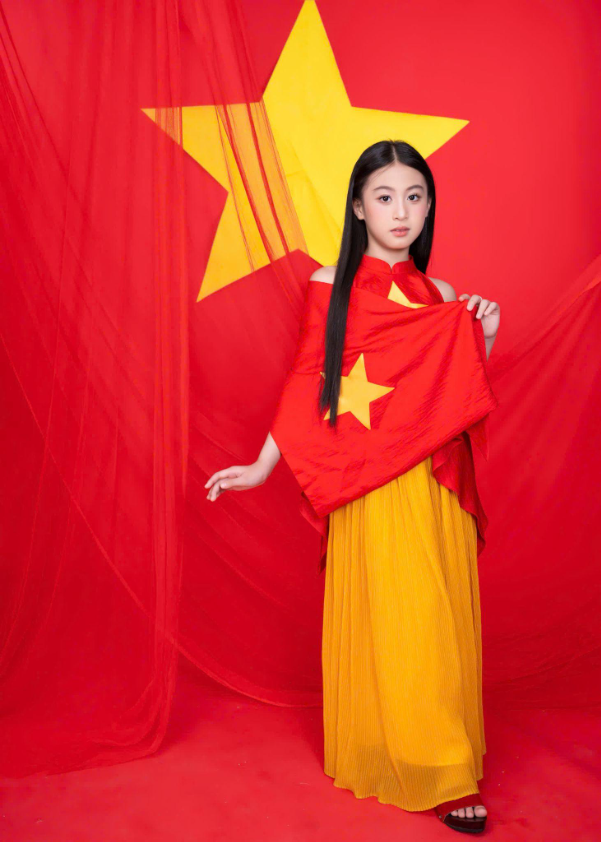 Nguyễn Tâm Anh mẫu nhí Gen Alpha kể câu chuyện về tình yêu đất nước qua bộ ảnh đặc biệt- Ảnh 2. Nguyễn Tâm Anh mẫu nhí Gen Alpha kể câu chuyện về tình yêu đất nước qua bộ ảnh đặc biệt- Ảnh 2.