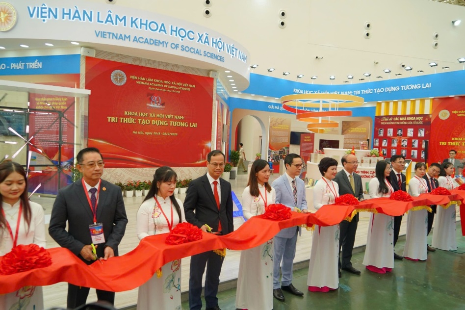 Khai mạc gian triển lãm “Khoa học xã hội Việt Nam nhân dịp kỷ niệm 80 năm Ngày Quốc khánh 2/9- Ảnh 1. Khai mạc gian triển lãm “Khoa học xã hội Việt Nam nhân dịp kỷ niệm 80 năm Ngày Quốc khánh 2/9- Ảnh 1.