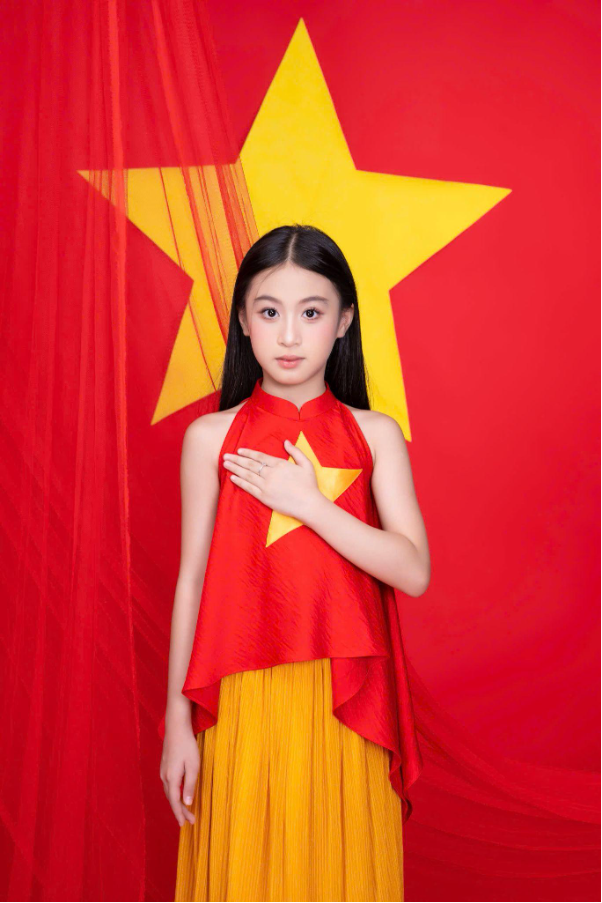 Nguyễn Tâm Anh mẫu nhí Gen Alpha kể câu chuyện về tình yêu đất nước qua bộ ảnh đặc biệt- Ảnh 3. Nguyễn Tâm Anh mẫu nhí Gen Alpha kể câu chuyện về tình yêu đất nước qua bộ ảnh đặc biệt- Ảnh 3.